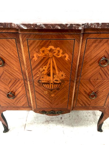 Commode a ressaut de style Transtion en bois marqueté XX siècle