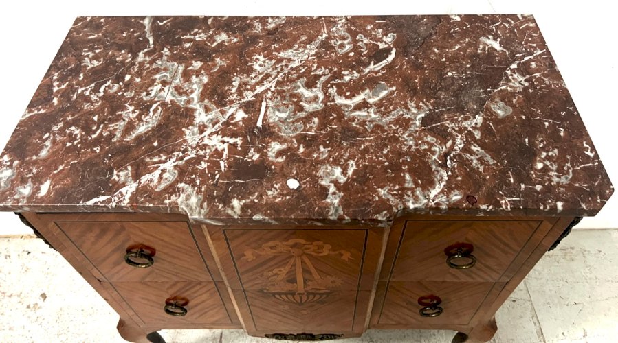 Commode a ressaut de style Transtion en bois marqueté XX siècle