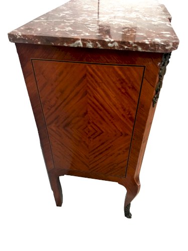 Commode a ressaut de style Transtion en bois marqueté XX siècle