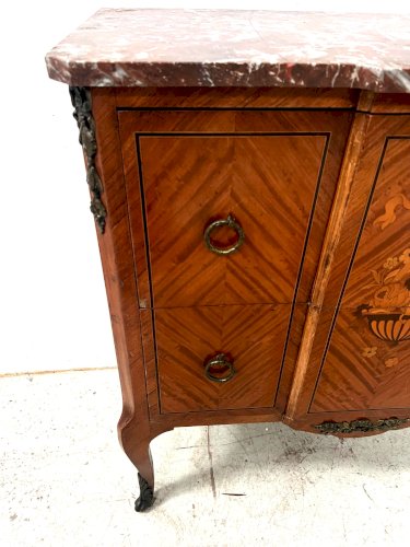 Commode a ressaut de style Transtion en bois marqueté XX siècle