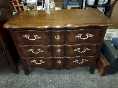Commode Arbalète de style Louis XV en noyer.
