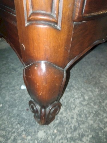 Commode Arbalète de style Louis XV en noyer.