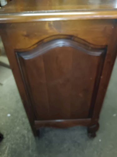 Commode Arbalète de style Louis XV en noyer.