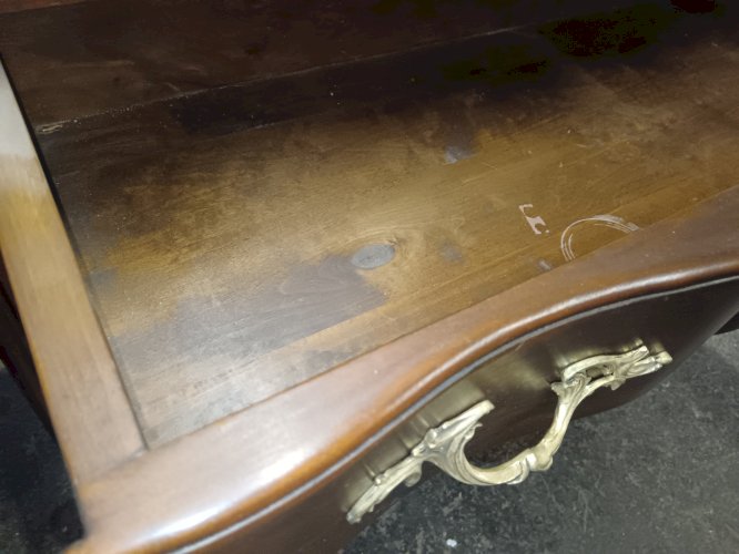 Commode Arbalète de style Louis XV en noyer.