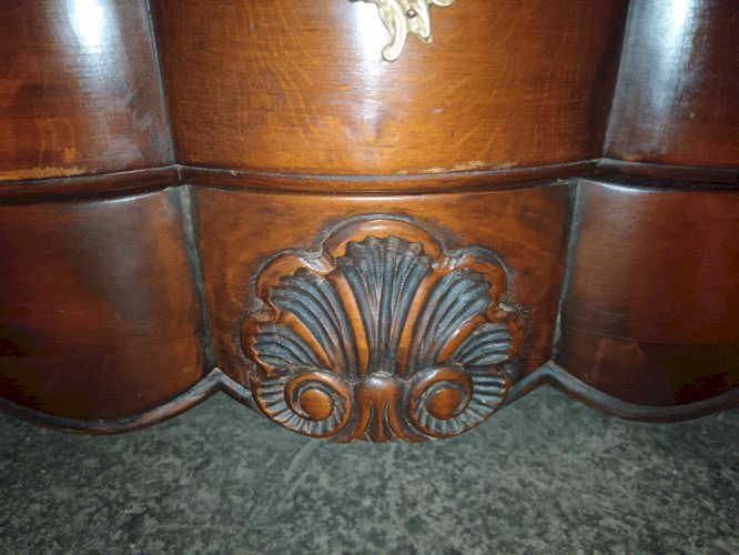 Commode Arbalète de style Louis XV en noyer.