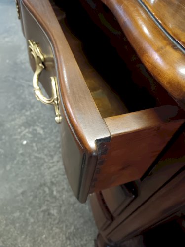 Commode Arbalète de style Louis XV en noyer.