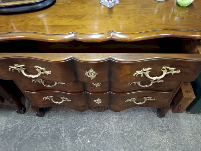 Commode Arbalète de style Louis XV en noyer.