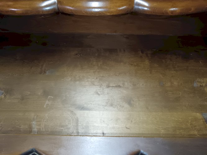 Commode Arbalète de style Louis XV en noyer.