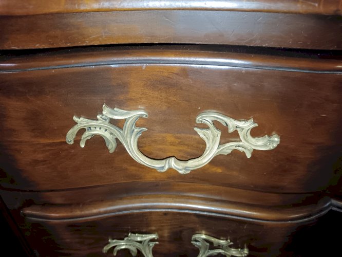 Commode Arbalète de style Louis XV en noyer.