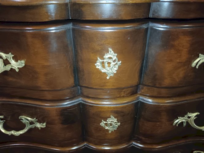 Commode Arbalète de style Louis XV en noyer.