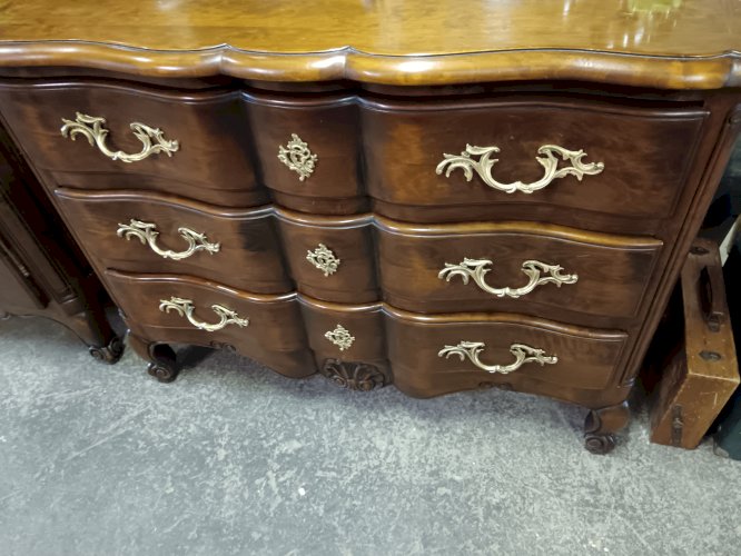Commode Arbalète de style Louis XV en noyer.