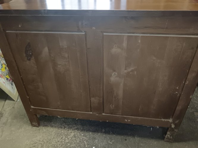 Commode Arbalète de style Louis XV en noyer.