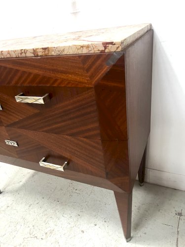 Commode Art Déco a pans coupées en placage d'acajou XX siècle