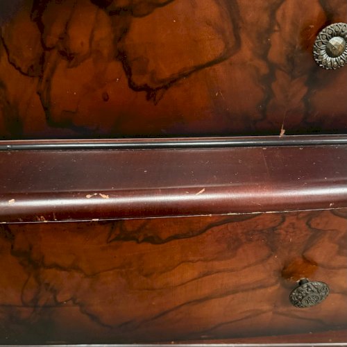 Commode Art Déco en acajou flammé comprenant 5 tiroirs L9007