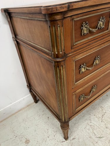 Commode de style Lois XVI en acajou Dessus de marbre gris veiné XIX siècle