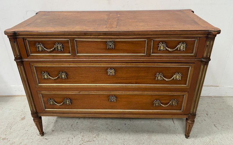 Commode de style Lois XVI en acajou Dessus de marbre gris veiné XIX siècle