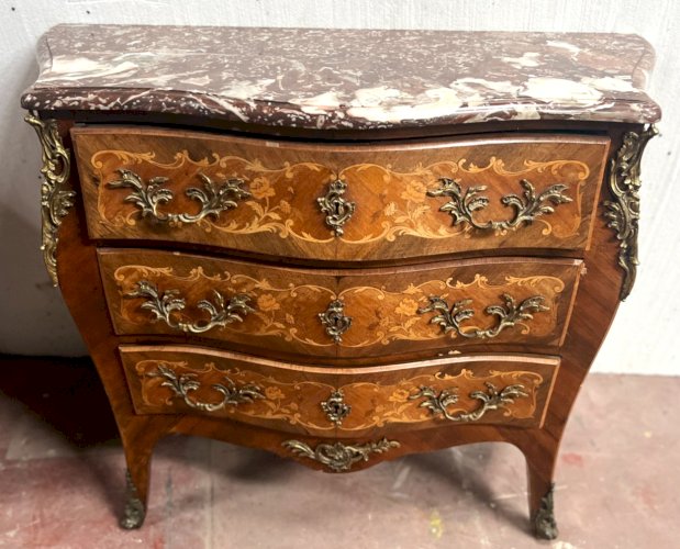 Commode de style Louis XV marquetées toutes façes XX siècle