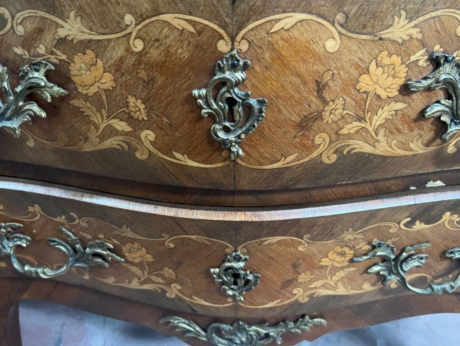 Commode de style Louis XV marquetées toutes façes XX siècle