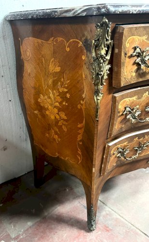 Commode de style Louis XV marquetées toutes façes XX siècle