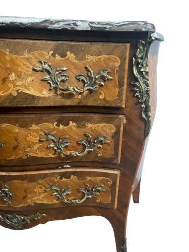 Commode de style Louis XV marquetées toutes façes XX siècle