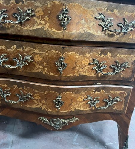 Commode de style Louis XV marquetées toutes façes XX siècle