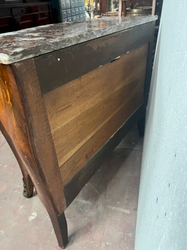 Commode de style Louis XV marquetées toutes façes XX siècle