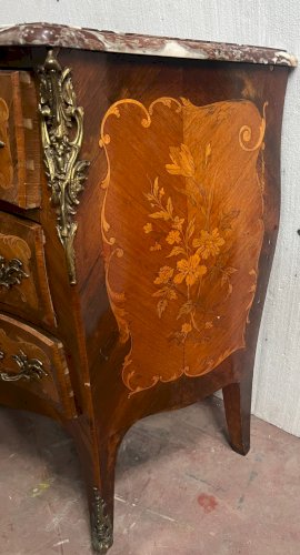 Commode de style Louis XV marquetées toutes façes XX siècle