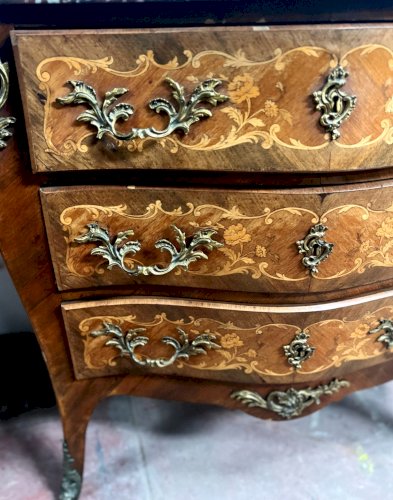 Commode de style Louis XV marquetées toutes façes XX siècle