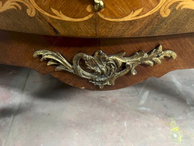 Commode de style Louis XV marquetées toutes façes XX siècle