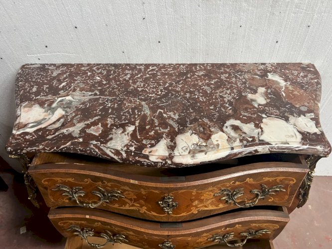 Commode de style Louis XV marquetées toutes façes XX siècle