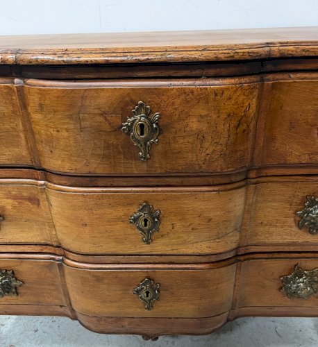 Commode Louis XV a trois tiroirs en noyer massif XVIII siècle
