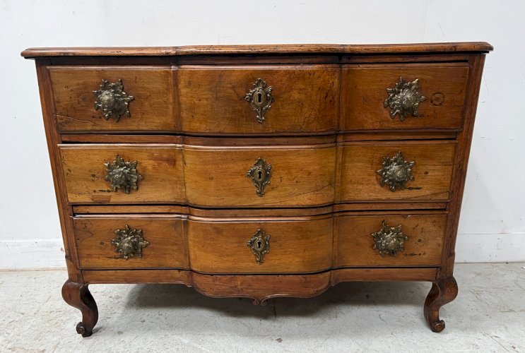 Commode Louis XV a trois tiroirs en noyer massif XVIII siècle
