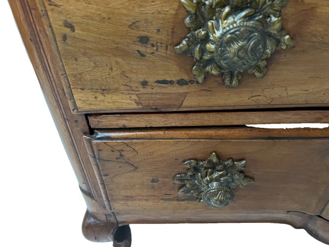 Commode Louis XV a trois tiroirs en noyer massif XVIII siècle