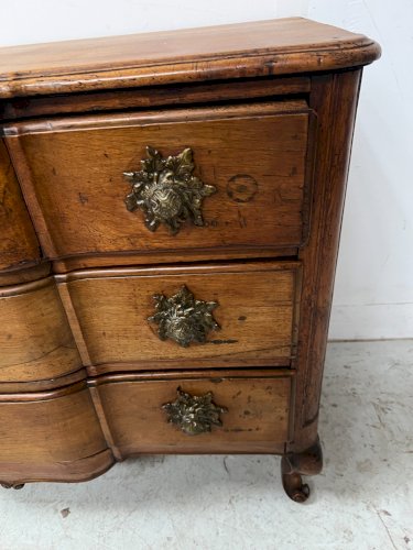 Commode Louis XV a trois tiroirs en noyer massif XVIII siècle