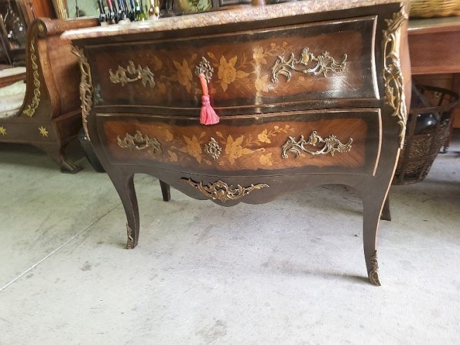 COMMODE SAUTEUSE EN BOIS DE ROSE PLATEAU EN MARBRE ROSE