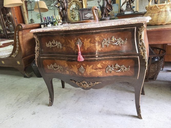 COMMODE SAUTEUSE EN BOIS DE ROSE PLATEAU EN MARBRE ROSE