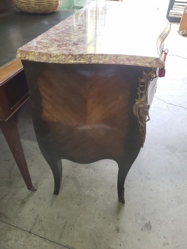 COMMODE SAUTEUSE EN BOIS DE ROSE PLATEAU EN MARBRE ROSE