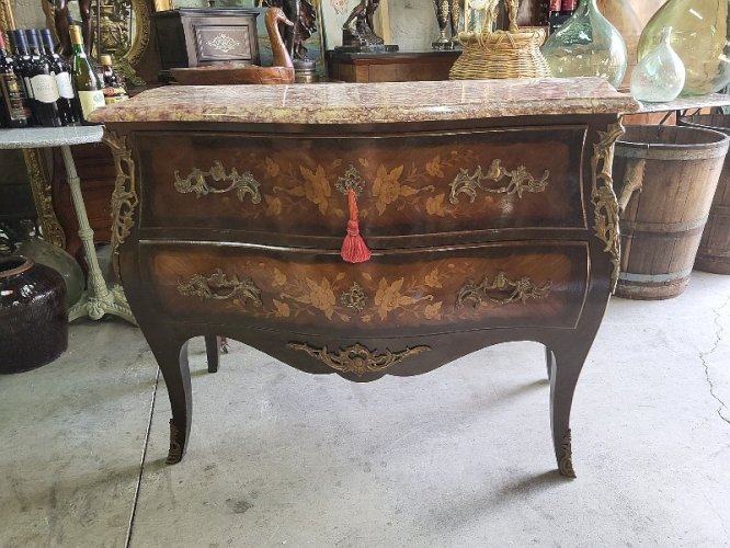 COMMODE SAUTEUSE EN BOIS DE ROSE PLATEAU EN MARBRE ROSE
