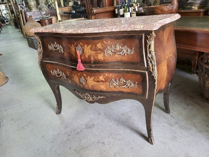 COMMODE SAUTEUSE EN BOIS DE ROSE PLATEAU EN MARBRE ROSE