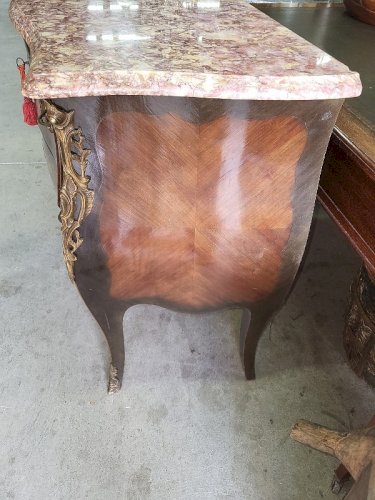 COMMODE SAUTEUSE EN BOIS DE ROSE PLATEAU EN MARBRE ROSE