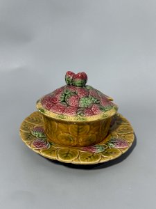 Vintage Sarreguemines confiture jar in majolica – Strawberry decor – 3-piece set