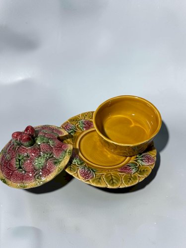 Confiturier vintage Sarreguemines en barbotine – Décor fraises – Ensemble 3 pièces