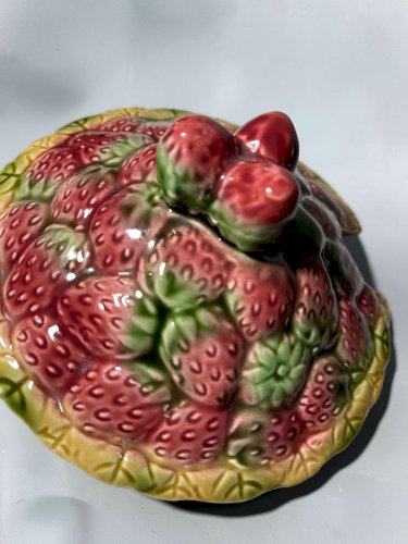 Confiturier vintage Sarreguemines en barbotine – Décor fraises – Ensemble 3 pièces