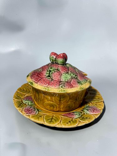 Confiturier vintage Sarreguemines en barbotine – Décor fraises – Ensemble 3 pièces