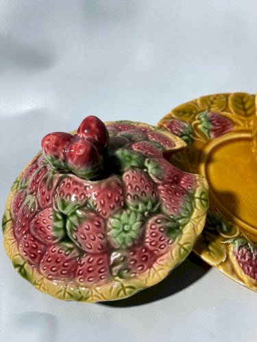Confiturier vintage Sarreguemines en barbotine – Décor fraises – Ensemble 3 pièces
