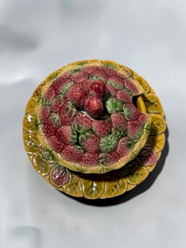 Confiturier vintage Sarreguemines en barbotine – Décor fraises – Ensemble 3 pièces