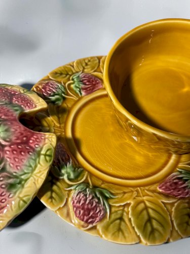 Confiturier vintage Sarreguemines en barbotine – Décor fraises – Ensemble 3 pièces