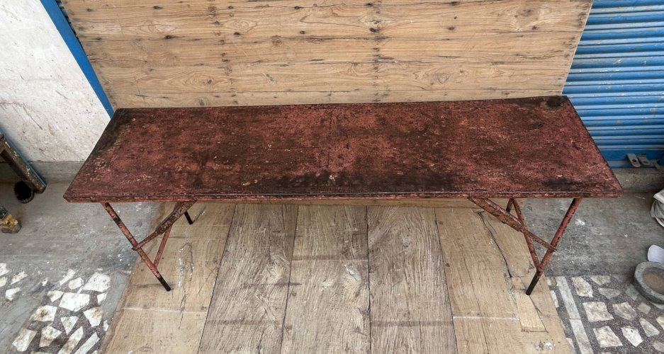 Console datelier pliante en métal avec patine dorigine