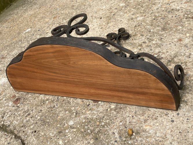Console fer forgé à décor de feuilles de Lys - début XXe 