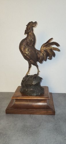 COQ EN BRONZE DE PAUL COMOLERA SUR SOCLE EN BOIS